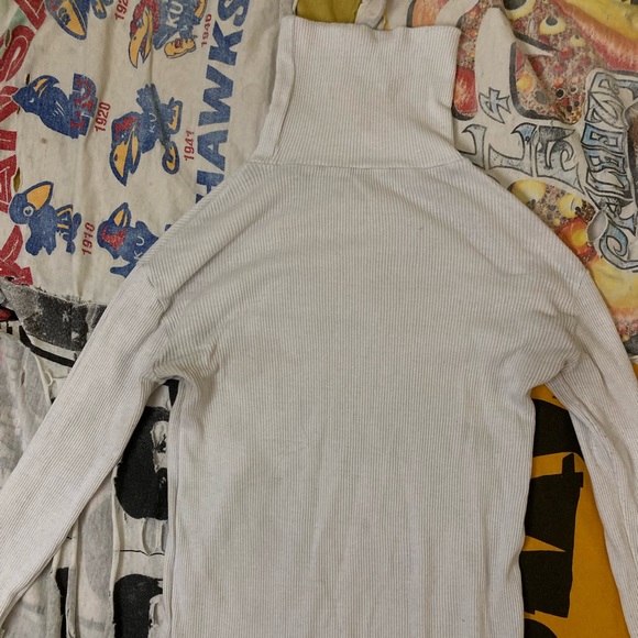 Simple white turtle neck - Picture 2 of 3